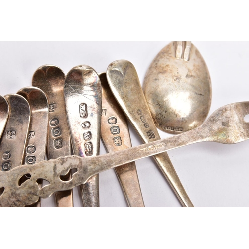 313 - A SMALL QUANTITY OF SILVER AND WHITE METAL TEASPOONS, to include a set of five old English pattern t... 