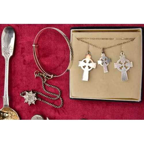 351 - A SELECTION OF SILVER AND WHITE METAL ITEMS, to include a Victorian silver berry spoon, gilt bowl wi... 