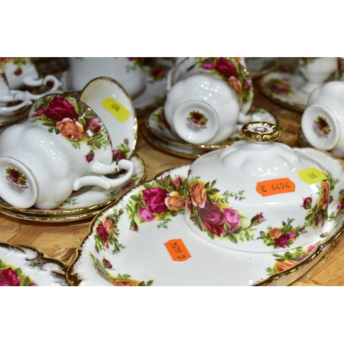 450 - ONE HUNDRED AND FORTY THREE PIECES OF ROYAL ALBERT OLD COUNTRY ROSES TEA/DINNERWARES, comprising tea... 