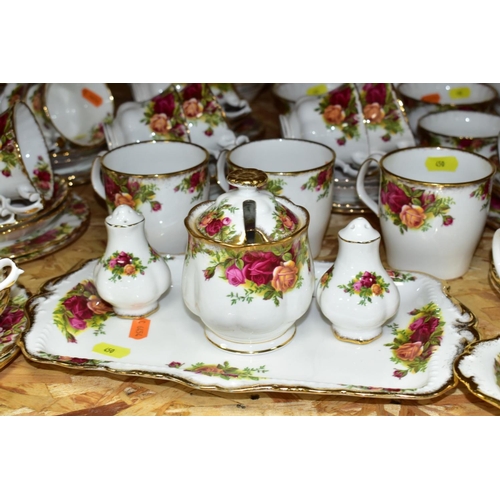 450 - ONE HUNDRED AND FORTY THREE PIECES OF ROYAL ALBERT OLD COUNTRY ROSES TEA/DINNERWARES, comprising tea... 