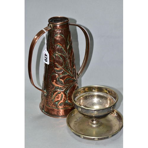 470 - AN EARLY 20TH CENTURY ARTS AND CRAFTS TWIN HANDLED COPPER VASE, of conical form with hand hammered a... 