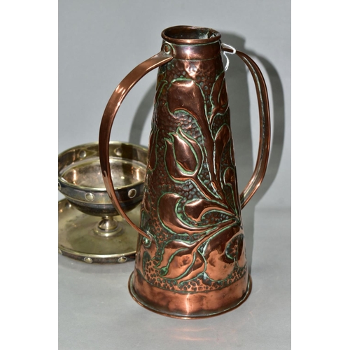 470 - AN EARLY 20TH CENTURY ARTS AND CRAFTS TWIN HANDLED COPPER VASE, of conical form with hand hammered a... 