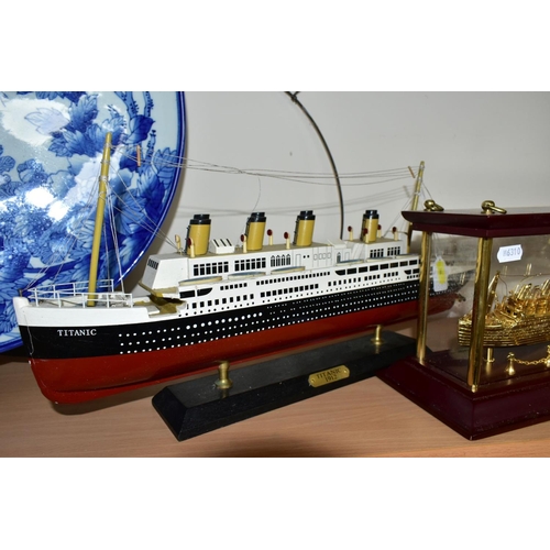 500 - TWO MODERN MODELS OF THE TITANIC, once in glass case, 35.5cm x 17cm x 12.5cm including case, ship is... 