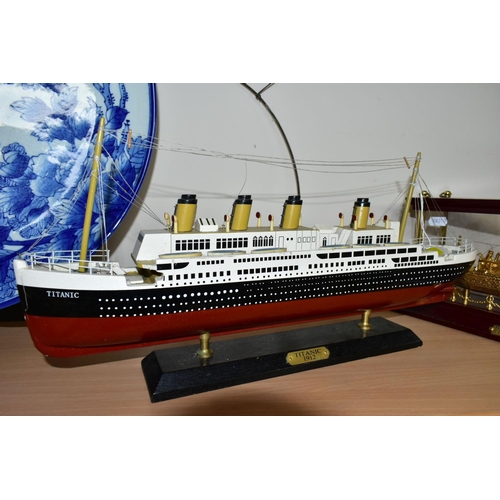 500 - TWO MODERN MODELS OF THE TITANIC, once in glass case, 35.5cm x 17cm x 12.5cm including case, ship is... 