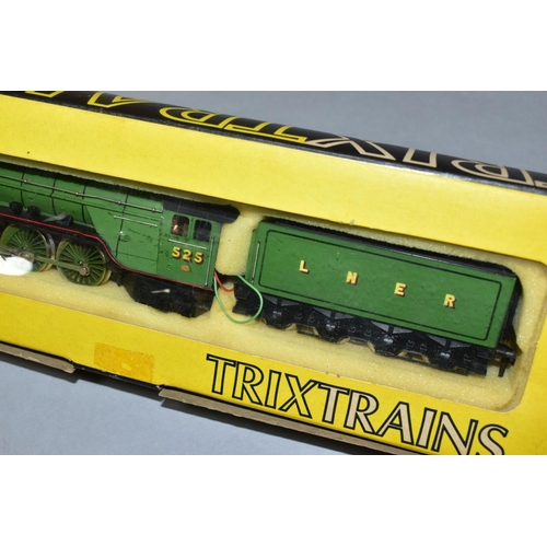 517 - A BOXED TRIX TRAINS 00 GAUGE CLASS A2 LOCOMOTIVE, 'A.H. PEPPERCORN' No. 525, L.N.E.R lined green liv... 