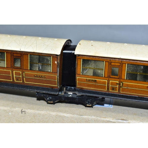 521 - A BOXED HORNBY DUBLO PRE WAR L.N.E.R. GRESLEY ARTICULATED COACH, all 3rd No 45401 and 3rd/Brake No 4... 