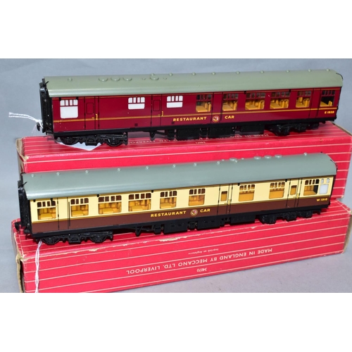 522 - TWO BOXED HORNBY DUBLO B.R. MK1 RESTAURANT CARS, No E1939, B.R maroon livery (4071) and W1910, B.R b... 