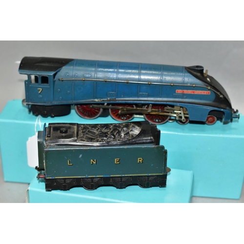 523 - A BOXED HORNBY DUBLO A4 CLASS LOCOMOTIVE, 'Sir Nigel Gresley' No 7, L.N.E.R blue livery (EDL1), appe... 