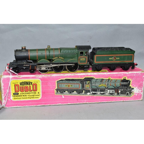 525 - A BOXED HORNBY DUBLO CASTLE CLASS LOCOMOTIVE, 'Cardiff Castle' No. 4075, B.R. Lined green livery (22... 