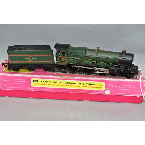 525 - A BOXED HORNBY DUBLO CASTLE CLASS LOCOMOTIVE, 'Cardiff Castle' No. 4075, B.R. Lined green livery (22... 