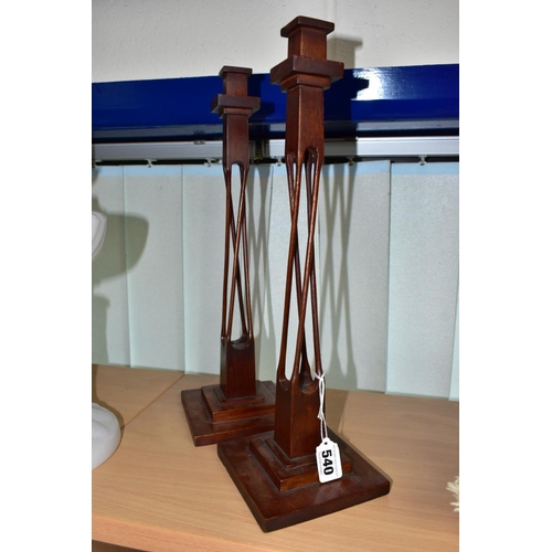 540 - A PAIR OF 20TH CENTURY MAHOGANY AND STAINED CANDLESTICKS, square holder above four slender twisted o... 