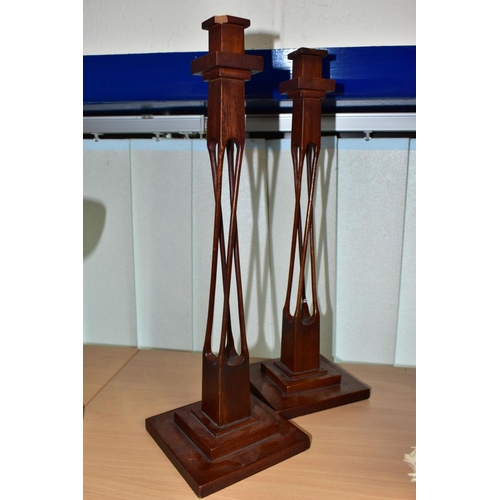 540 - A PAIR OF 20TH CENTURY MAHOGANY AND STAINED CANDLESTICKS, square holder above four slender twisted o... 