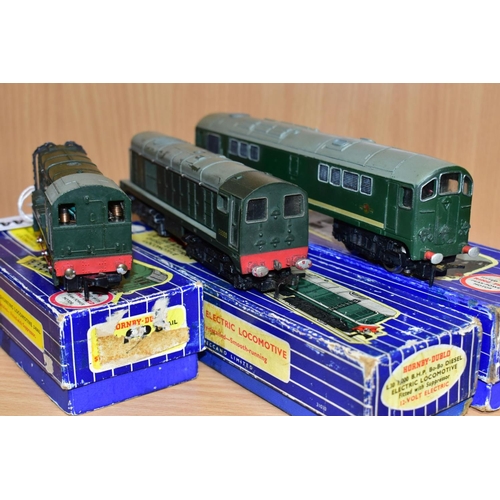 544 - THREE BOXED HORNBY DUBLO LOCOMOTIVES, class 08 shunter No.D3763 (3231), class 20 No.D8000 (L30) and ... 