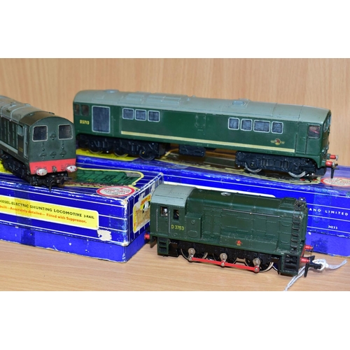 544 - THREE BOXED HORNBY DUBLO LOCOMOTIVES, class 08 shunter No.D3763 (3231), class 20 No.D8000 (L30) and ... 