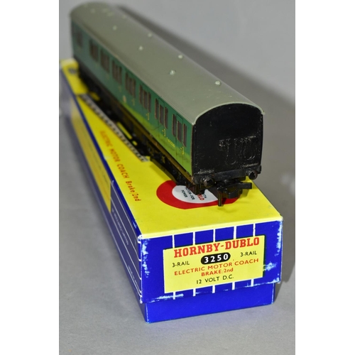 549 - A BOXED HORNBY DUBLO CLASS 501 SUBURBAN EMU MOTOR CAR, No.565326, B.R. green livery with black rear ... 