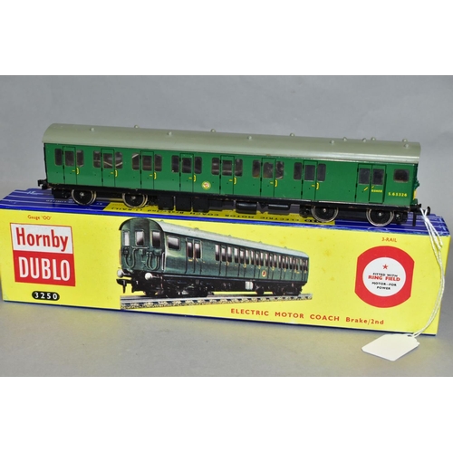 549 - A BOXED HORNBY DUBLO CLASS 501 SUBURBAN EMU MOTOR CAR, No.565326, B.R. green livery with black rear ... 