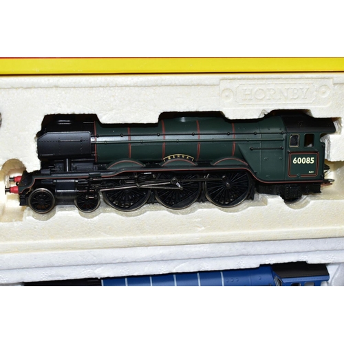 552 - TWO BOXED OO GAUGE LOCOMOTIVES, Hornby class A3 'Manna' No.60085, B.R. lined green livery (R2152) an... 