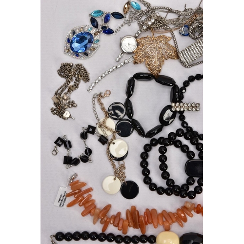 245 - A BAG OF ASSORTED COSTUME JEWELLERY, to include an orange quartz dogtooth beaded necklace fitted wit... 