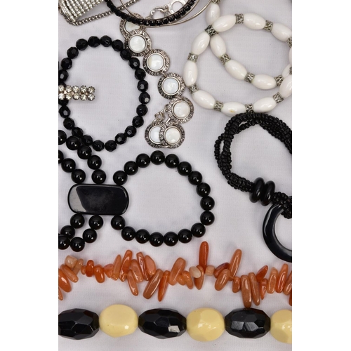 245 - A BAG OF ASSORTED COSTUME JEWELLERY, to include an orange quartz dogtooth beaded necklace fitted wit... 