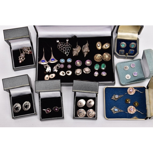 322 - A TRAY OF ASSORTED WHITE METAL EARRINGS, to include a black earring display case with fourteen pairs... 