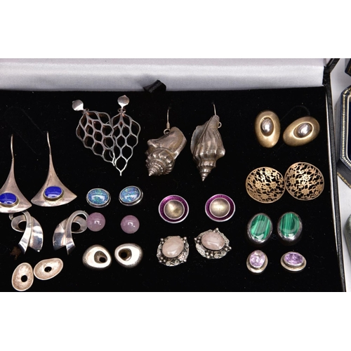 322 - A TRAY OF ASSORTED WHITE METAL EARRINGS, to include a black earring display case with fourteen pairs... 