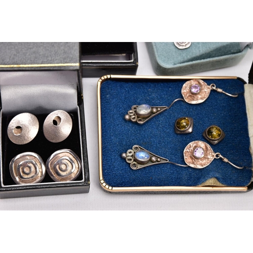 322 - A TRAY OF ASSORTED WHITE METAL EARRINGS, to include a black earring display case with fourteen pairs... 