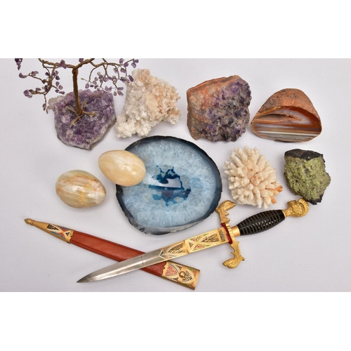 326 - A BOX OF ROUGH AND CARVED GEMSTONES, to include a dyed blue quartz ashtray, an amethyst wire tree, a... 