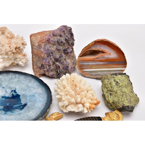 326 - A BOX OF ROUGH AND CARVED GEMSTONES, to include a dyed blue quartz ashtray, an amethyst wire tree, a... 