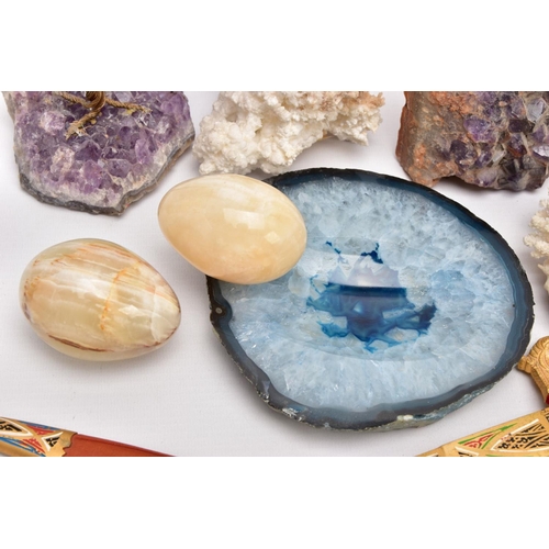 326 - A BOX OF ROUGH AND CARVED GEMSTONES, to include a dyed blue quartz ashtray, an amethyst wire tree, a... 