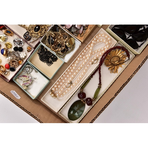 334 - A BOX OF ASSORTED COSTUME JEWELLERY AND ITEMS, to include a cased double imitation pearl strand neck... 