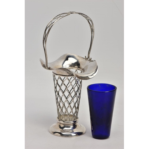 59 - AN EARLY 20TH CENTURY SILVER BUD VASE, of basket design with tapered body, scalloped rim and blue gl... 