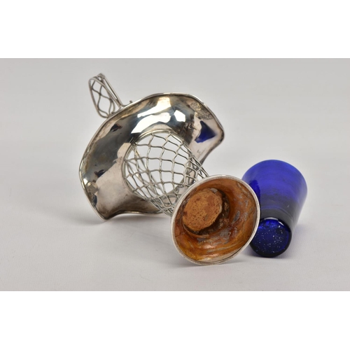 59 - AN EARLY 20TH CENTURY SILVER BUD VASE, of basket design with tapered body, scalloped rim and blue gl... 