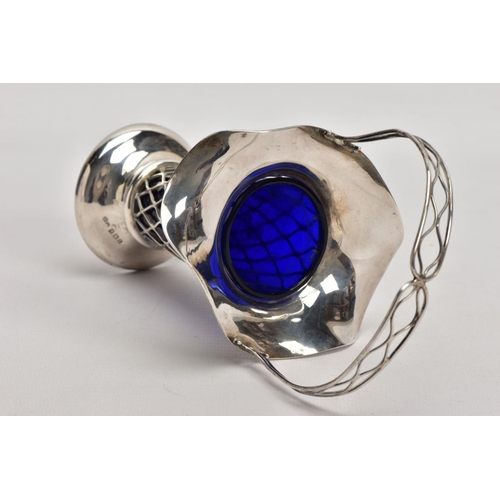59 - AN EARLY 20TH CENTURY SILVER BUD VASE, of basket design with tapered body, scalloped rim and blue gl... 