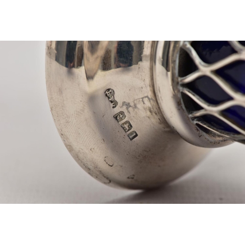 59 - AN EARLY 20TH CENTURY SILVER BUD VASE, of basket design with tapered body, scalloped rim and blue gl... 