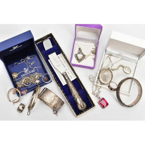 165 - A SELECTION OF SILVER AND WHITE METAL JEWELLERY, to include two silver hinged bangles, each with a f... 
