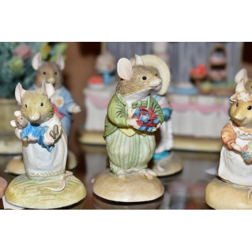 467 - A COLLECTION OF TWELVE BORDER FINE ARTS BRAMBLY HEDGE FIGURES AND ACCESSORIES, comprising BH16 Flora... 