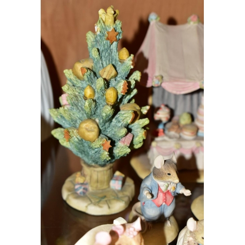 467 - A COLLECTION OF TWELVE BORDER FINE ARTS BRAMBLY HEDGE FIGURES AND ACCESSORIES, comprising BH16 Flora... 