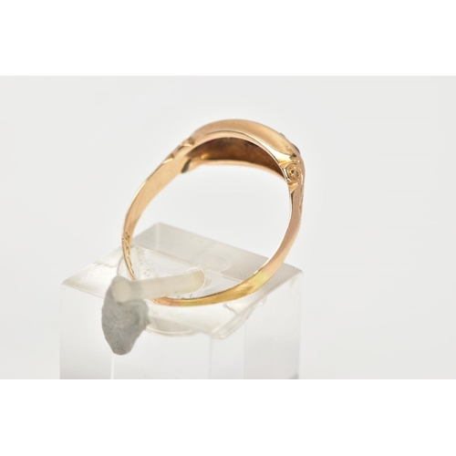 59 - AN EARLY 20TH CENTURY, 18CT GOLD RUBY AND DIAMOND BOAT RING, designed with three circular cut rubies... 