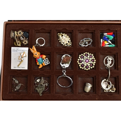 156 - A STORAGE BOX/CARRIAGE CASE WITH CONTENTS, contents to include costume jewellery, buttons, brooches,... 