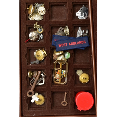 156 - A STORAGE BOX/CARRIAGE CASE WITH CONTENTS, contents to include costume jewellery, buttons, brooches,... 