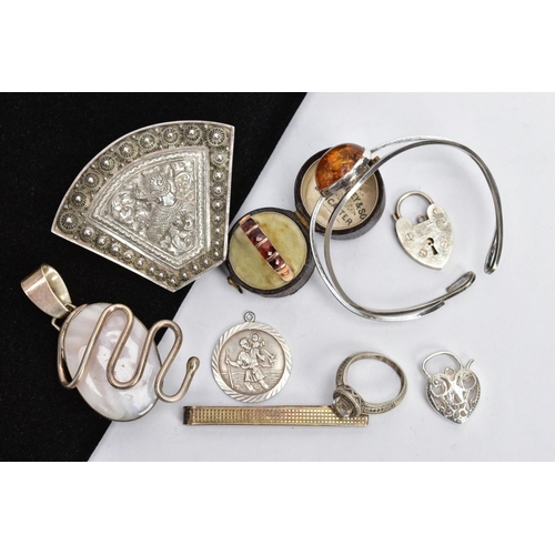 181 - AN ASSORTMENT OF SILVER AND WHITE METAL JEWELLERY ITEMS, to include a heart padlock hallmarked silve... 