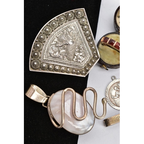 181 - AN ASSORTMENT OF SILVER AND WHITE METAL JEWELLERY ITEMS, to include a heart padlock hallmarked silve... 