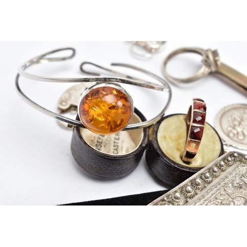 181 - AN ASSORTMENT OF SILVER AND WHITE METAL JEWELLERY ITEMS, to include a heart padlock hallmarked silve... 