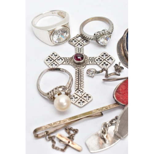 182 - AN ASSORTMENT OF SILVER AND WHITE METAL JEWELLERY ITEMS, to include a pair of silver chain link cuff... 