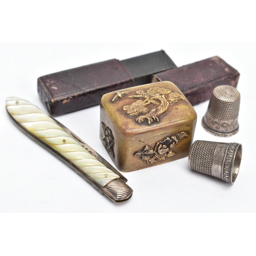 185 - A SILVER FRUIT KNIFE AND OTHER ITEMS, a silver fruit knife with a carved mother of pearl handle, hal... 