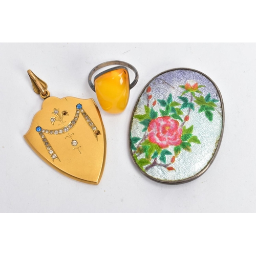190 - A NATURAL AMBER RING AND OTHER JEWELLERY ITEMS, a natural yellow amber stone set in a white metal ri... 