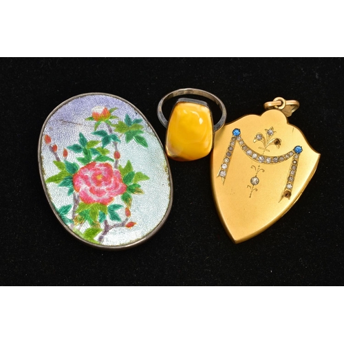190 - A NATURAL AMBER RING AND OTHER JEWELLERY ITEMS, a natural yellow amber stone set in a white metal ri... 