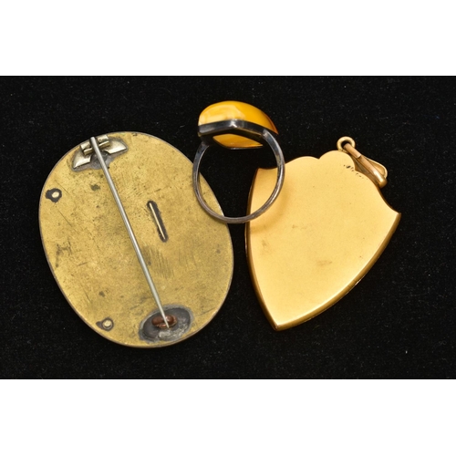 190 - A NATURAL AMBER RING AND OTHER JEWELLERY ITEMS, a natural yellow amber stone set in a white metal ri... 