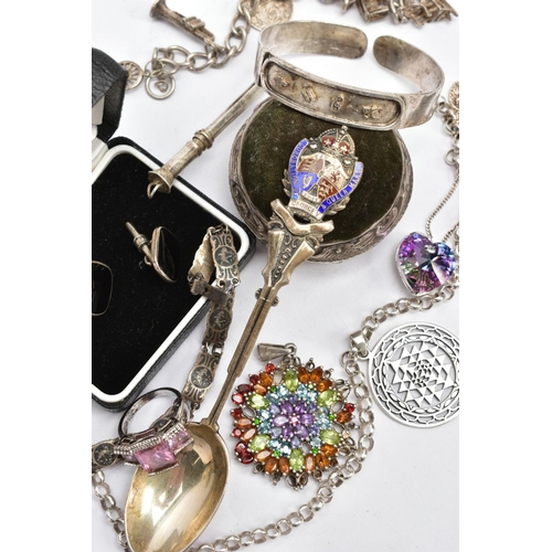 191 - AN ASSORTMENT OF SILVER AND WHITE METAL ITEMS, to include a commemorative silver spoon, coronation o... 