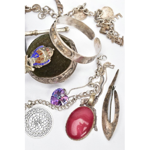 191 - AN ASSORTMENT OF SILVER AND WHITE METAL ITEMS, to include a commemorative silver spoon, coronation o... 